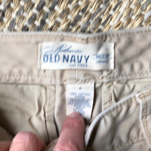 Old Navy women’s tan khaki Bermuda shorts - Picture 2 of 3